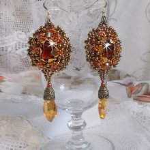 BO Harmony Amber broderet med Swarovski krystaller, 1960'ernes boheme glascabochoner, mini perler, frøperler og 14 karat guldfyldte ørekroge